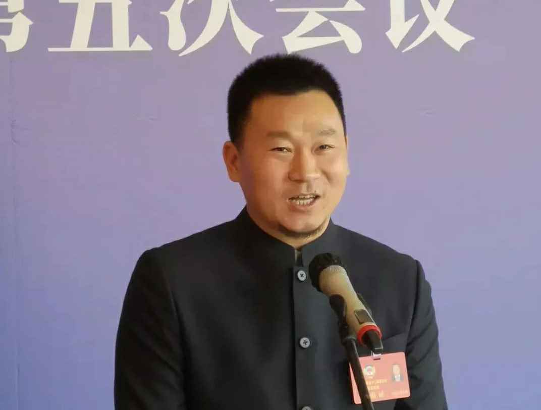 202204221343.jpg 为进一步展示市政协团结、民主、开放、自信的形象,向市民和网友展示政协委员的履职风采,中山市政协十二届五次会议在2月4日上午开幕前开设“委员通道”,市政协委员、江南体育·江南官方网站-江南online(中国)公司总经理陈朝阳走进“委员通道”,回应社会关切的问题。他就如何做好城市应急管理规划的问题进行发言,并回答记者提问。.jpg